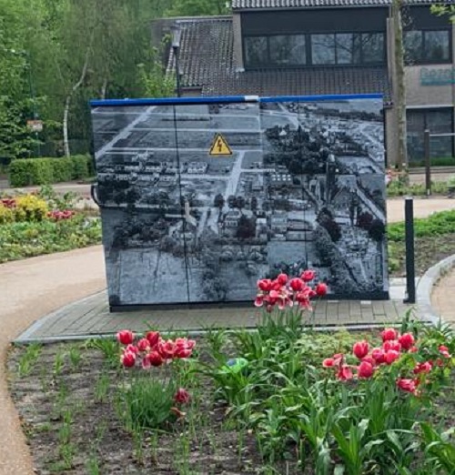 Op de meterkast in het Willem-Alexanderpark staan foto's